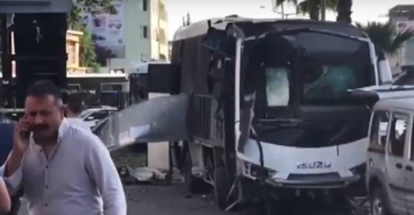 Bombaški napad na policijski autobus u Turskoj, više osoba ozlijeđeno